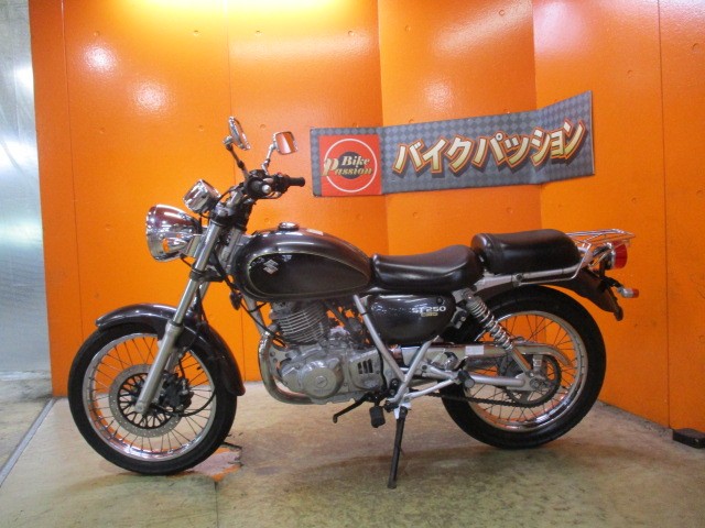 反対側もこの通り状態グッド！エンジン回りは年式相応のさびがあるためこの価格！走行には支障はないですよ